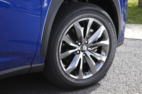 ダークプレミアムメタリック塗装が施された、“Fスポーツ”専用デザインの18インチアルミホイール。「NX」のホイールは、18インチが4タイプ。ベーシックなグレードに限り、17インチのものが組み合わされる。
    