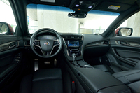 「CTS」は他のキャデラックと同様、左ハンドルモデルのみの設定となる。