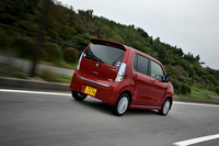 「ワゴンRスティングレー X」のリアビュー。ブルーの加飾を施したリアコンビランプが「S-エネチャージ」搭載車の特徴となる。