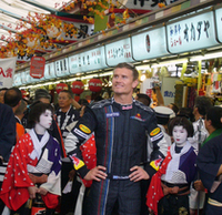 浅草寺の「仲見世通り」をゆくクルタードは、めずらしい景色に思わずキョロキョロ（？）。