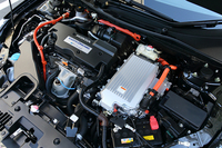 2リッター直4エンジンとモーターを組み合わせたパワートレインは、基本的に「アコード ハイブリッド」と共通。ジェネレーターはエンジンとモーターの間に挟まるように搭載されている。
    