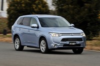 走行モードは3種類。モーターのみで走行する「EV走行モード」、モーター走行をエンジン発電がアシストする「シリーズ走行モード」、エンジン走行をモーターがアシストする「パラレル走行モード」を車両が自動で選択する。