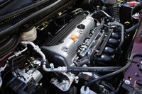 2.4リッター直4 i-VTECエンジンは190psと22.6kgmを発生。約281kmにおよぶ今回の試乗では、燃費の総平均は8.0km/リッター（満タン法）となった。