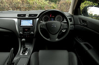 レザーシートにダブルステッチをあしらったり、メッキ部分にサテン加工を施すなど、いろいろと工夫されているインテリア。これで、キザシならではの個性があれば……。ETCユニットや左右独立式のエアコンは標準装備、HDDナビは28万5285円のディーラーオプション。9つのエアバッグとESPは標準で装備される。
