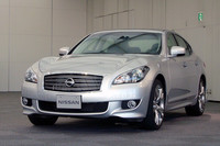 新型「日産フーガ」