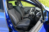 前席は、ファブリック表皮のスポーツシートを採用。色は黒のみの設定となる。