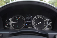 メーターについては、車両の状態をひと目で把握できるよう、アナログ式の速度計とエンジン回転計、油圧計、水温計、電圧計、燃料計を採用している。