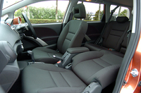 オレンジ、ブルーの試乗車とも「アクティブパッケージ」（9万1350円）を装着。シートが撥水加工になるほか、ラゲッジスペースは汚れを拭き取りやすい「プレイングボード」が備わり、荷室の利便性が増す。外観も一部変更。