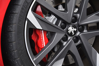 270ps仕様のフロントブレーキは、大径ディスクローターとPEUGEOT SPORT 4ピストンキャリパーの組み合わせとなる。