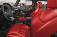 レッドのシートカラー。表皮は全車レザーとなる。