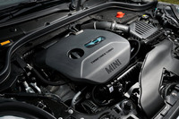 「クーパー」の駆動系は1.5リッター直3ターボエンジンと6段ATの組み合わせ。燃費はJC08モード計測で16.7km/リッターとなっている。