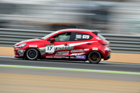 マツダはWECで「マツダLMP2 SKYACTIV-Dレーシング」を走らせ、ディーゼルエンジンによるレース活動をすでに行っている。しかし日本国内で、しかも市販車ベースだと、このクルマが初ということになるはずだ。