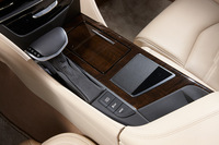 トランスミッションはトルコン式の8段AT。シフトセレクターはレバー式で、センターコンソールに配置される。