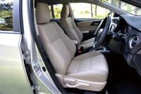 一部グレードには、ブラック以外にグレージュ（写真）のインテリアも用意される。