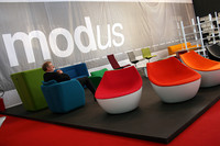 有名デザインチェアに実際座れるのもイベントの楽しみ。