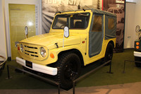 1970年に登場した「ジムニー」（LJ10）。小粒ながらジープと同じ16インチタイヤを履き、ジープの半分近い600kgという軽い車重と相まって悪路の走破性は高かった。エンジンはキャリイ用の359cc空冷2ストローク2気筒（25ps）、価格は48万2000円だった。