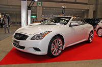 初めて実車を見た「インフィニティG37コンバーチブル」。日本名「スカイラインクーペ」の屋根開きバージョンである。どノーマルの状態での出展だった。