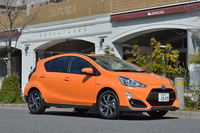 「トヨタ・アクアX-URBAN」は、ハイブリッド専用のコンパクトカー「アクア」に追加された新グレード。専用のドレスアップパーツやサスペンションでクロスオーバー車らしいアクティブなイメージが表現されている。
    