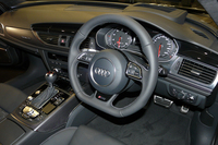 「RS 6アバント」のインパネまわり。
    