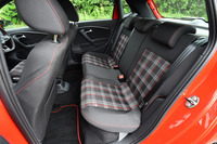 後席の定員は3人。座面を前方に引き上げてから背もたれを前屈させることで、広くフラットな荷室空間を作り出せる。