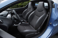 シートは、ホールド性を高めたスポーツタイプで、生地はファブリック。
