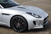 「Fタイプ S クーペ」の標準のタイヤサイズは前：245/40ZR19、後ろ：275/30ZR19。写真の車両は、オプションの「Fタイプ R クーペ」と同じ前：255/35ZR20、後ろ：295/30ZR20サイズのタイヤを装着している。