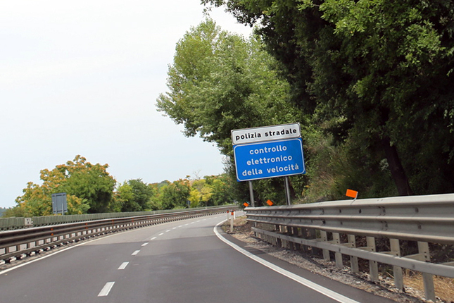 イタリアの道を走っていて「Controllo elettronico della velocita（電子式速度検査）」の標識が出たら、自動速度取り締まり機設置区間のこと。