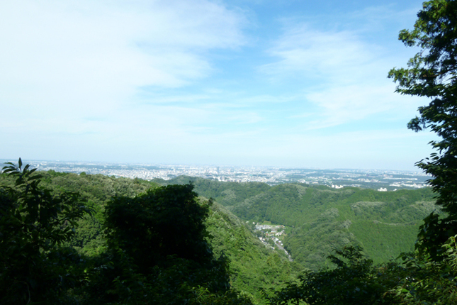 東京都八王子市にある高尾山。中腹からのぞむ風景。