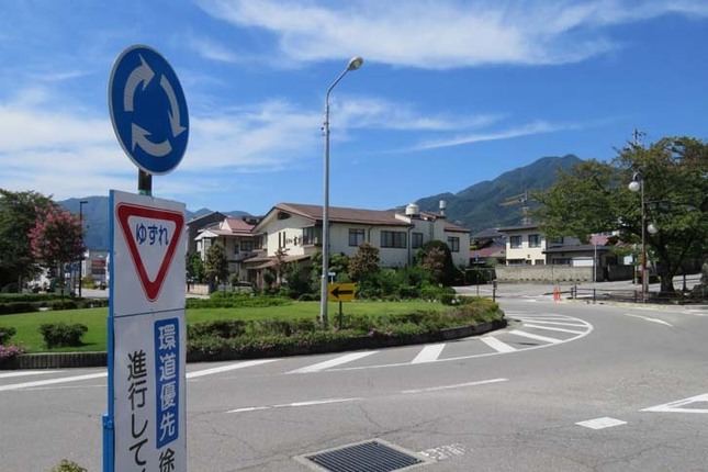 「ゆずれ」の交通標識の下には、「『環道優先』徐行して進行してください」の文字。