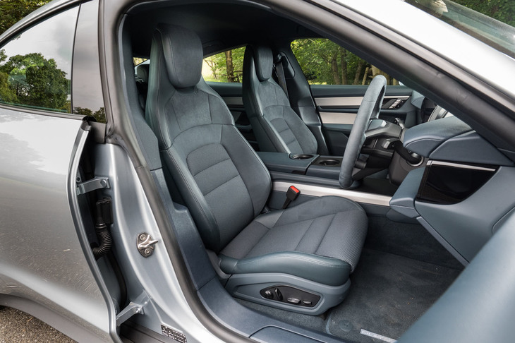 試乗車に装備されていた14wayの電動調整機構付きコンフォートシート。よりホールド性の高いアダプティブスポーツシートも用意される。