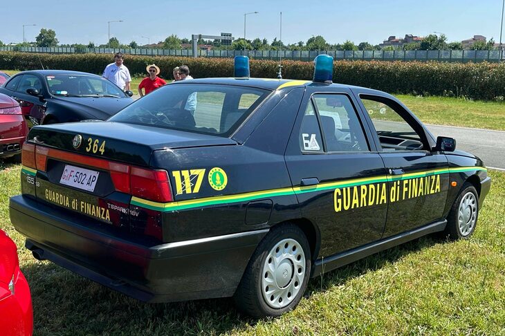 ショートデッキのリアビュー。現役時代は北部エミリア=ロマーニャ州で密輸や無許可営業などの取り締まりに使われ、その後10年近く放置されていたという。