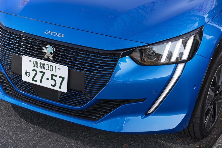 ボディーカラーと同色のグリルや、玉虫色のエンブレムは、数少ないガソリン車との識別ポイント。フロントまわりでは「セイバー」と呼ばれる牙状のデイタイムライニングライトが目を引く。