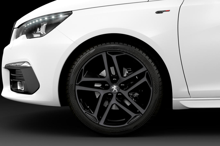 10本スポークデザインの18インチブラックアロイホイール。