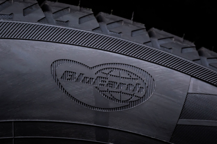 「アイスガード7」のサイドウォールには、ヨコハマの低燃費タイヤブランド「BluEarth」のロゴも刻まれる。低燃費タイヤに匹敵するころがり抵抗を達成している。