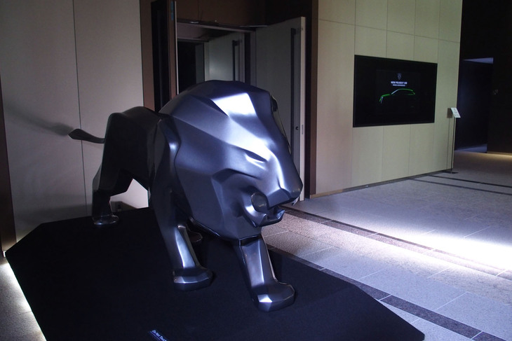 「プジョー308」の発表会場。