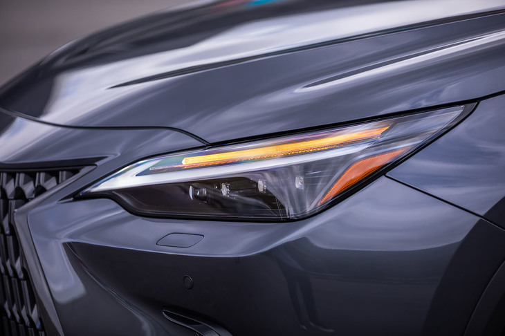 NX450h＋“バージョンL”（ヘッドランプ）