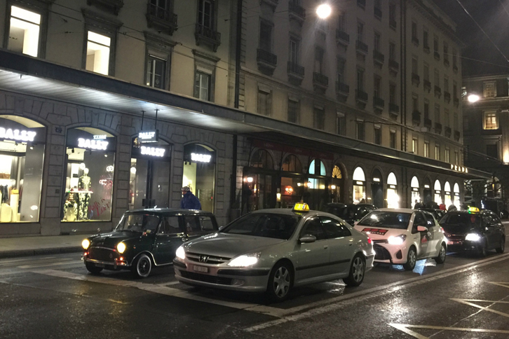 こちらも絶版車である「プジョー604」を用いたタクシー（写真手前）。隣に並んだのは、初代の「MINI」。