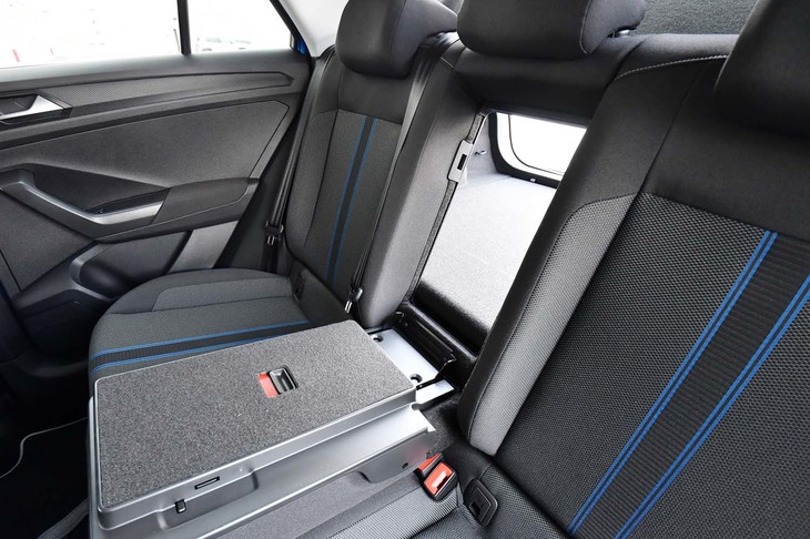 後席の背もたれにはスキーホールを設置。4人乗車したうえで長尺物が積み込める。