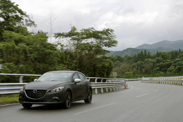 美祢試験場のコースを走る、「アクセラ」ベースの試作車。