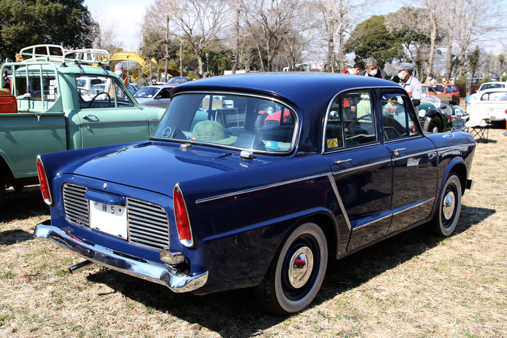 「練 5」のシングルナンバーが付いた希少な初期型である「日野コンテッサ900デラックス」のリアビュー。時代を反映してテールフィンを生やしている。