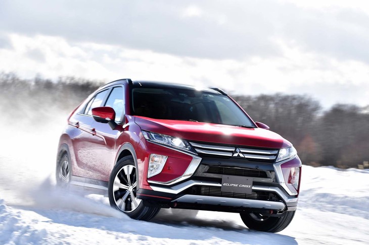 「エクリプス クロス」にも同じスラロームコースで試乗。「アウトランダーPHEV」よりもコンパクトなボディーのため、より積極的に滑らせて振り回すことができた。