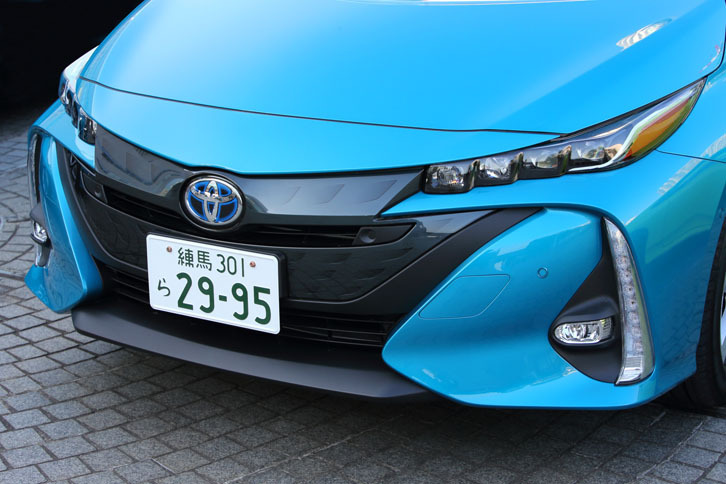 「プリウス」とはデザインが大きく異なるフロントまわり。片側4灯のヘッドランプの一部には、FCV「ミライ」と同じパーツが使われている。