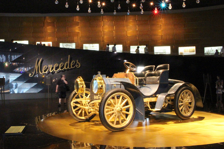 「Mercedes」は、人名としても欧州の数々の国で知られている名前。やや発音を間違えても、通じる可能性が高い。1902年「メルセデス・シンプレックス40ps」。シュトゥットガルトのメルセデス・ベンツ博物館で。
