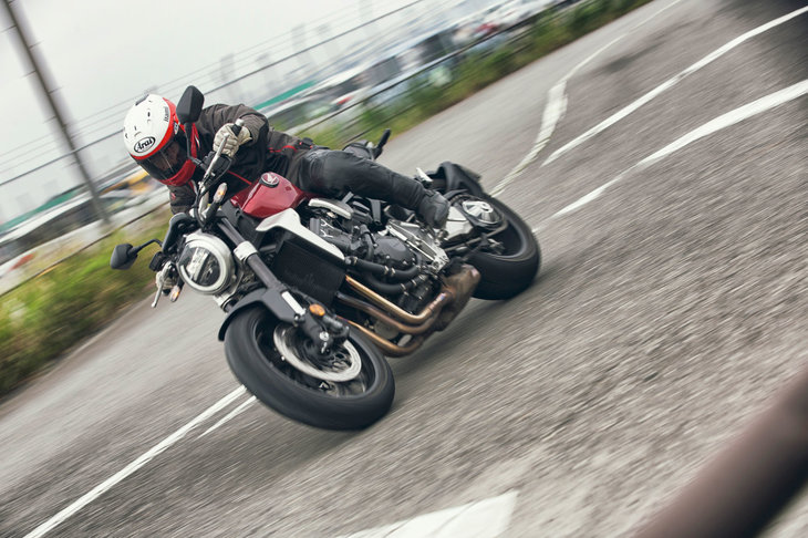 ホンダCBシリーズの最新モデルである新型「CB1000R」。カウルレスのボディーにスーパースポーツゆずりのエンジンを搭載した、“ストリートファイター”と呼ばれるジャンルにトラディショナルな雰囲気を加えた新モデルである。