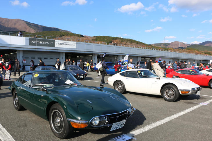 2000GTオーナーズクラブの展示では、赤やグリーン、ゴールドなどの珍しいカラーリングのモデルを見ることもできた。その隣は「トヨタ・スポーツ800」のクラブ。