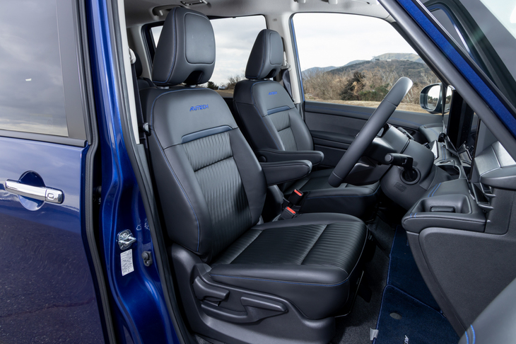 シート表皮は合成皮革のレザレット。座面と背もたれの中央部にはさざ波をイメージしたという斜めのラインがあしらわれる。