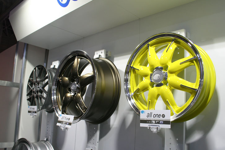 写真右から「ENKEI RALLY COMPE」（1974年発売）をリメイクした「all one」、5スポークデザインの「all five」、軽自動車向け8交点メッシュデザインの「all ten」。