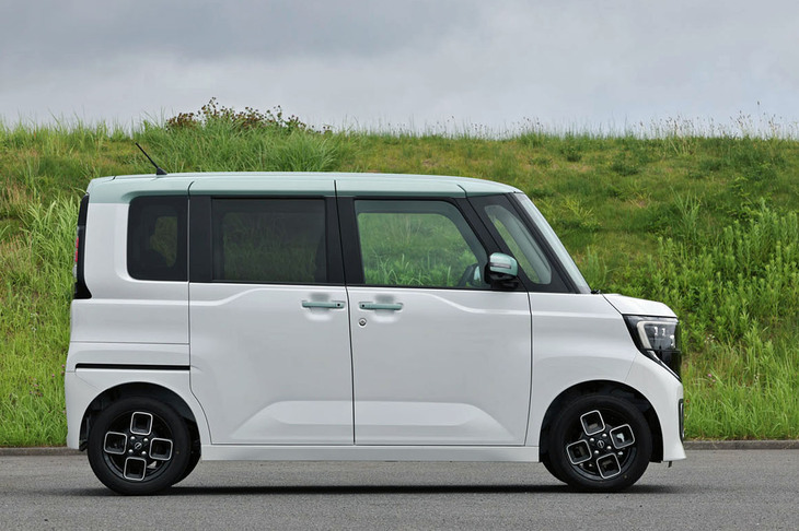 エクステリアはルークスのネーミングの由来である「Roomy×Max」をコンセプトに刷新。“かどまる四角”をキーワードとしたデザインを内外装に取り入れている。