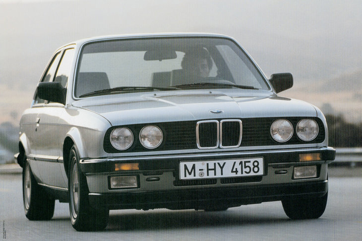BMWのエントリーモデルとして1975年に登場した「3シリーズ」。日本で人気を博したのは「E30」と呼ばれる2代目で、1982年にデビューした。