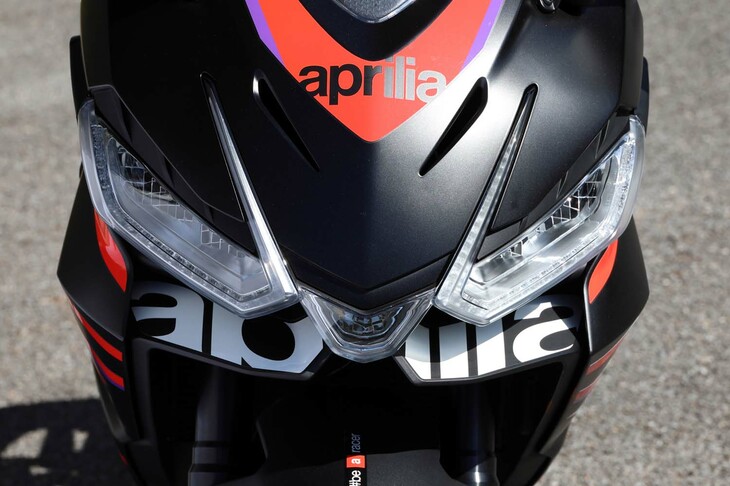 フロントまわりの造形には、レースで培われたエアロダイナミクスを採用。ウインカーを内蔵したフルLEDヘッドランプの下には、ダブルフェアリングへと空気を通すエアロエレメントが設けられている。